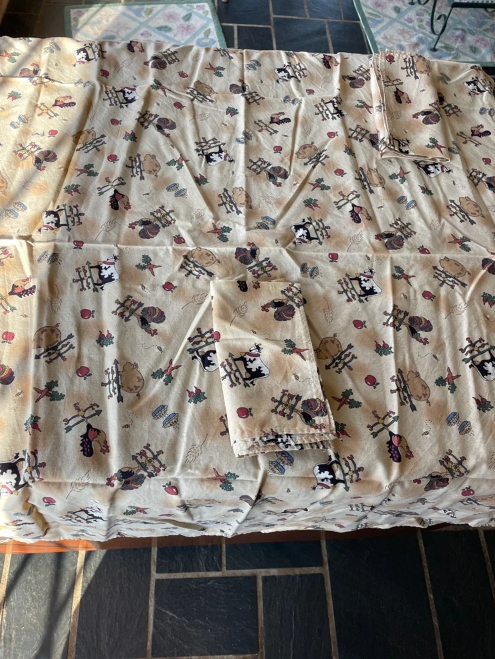 VINTAGE Country Farm Animal Print Beige Table Linens Tablecloth & 2 Napkins